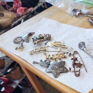 Chic Gold and Silver Star Brooch Collection